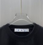 P75 （严控品质 ） 款式：off-white短袖T恤 面料：300克重双纱100%棉 罗纹：320克重索络纳1*1潮牌 工艺：洗水磨破印花 颜色：白 卡其 灰 黑 尺码：M—4XL 无性别区分 男女同款