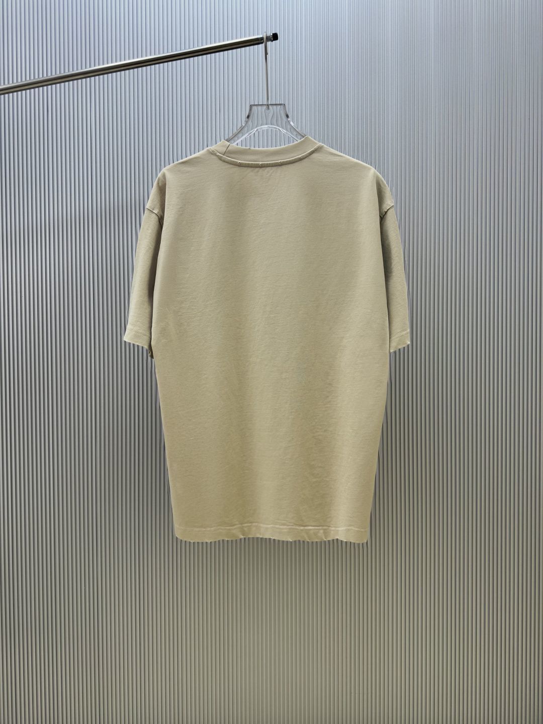 P75 （严控品质 ） 款式：off-white短袖T恤 面料：300克重双纱100%棉 罗纹：320克重索络纳1*1潮牌 工艺：洗水磨破印花 颜色：白 卡其 灰 黑 尺码：M—4XL 无性别区分 男女同款
