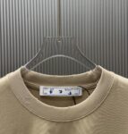 P75 （严控品质 ） 款式：off-white短袖T恤 面料：300克重双纱100%棉 罗纹：320克重索络纳1*1潮牌 工艺：洗水磨破印花 颜色：白 卡其 灰 黑 尺码：M—4XL 无性别区分 男女同款