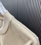 P75 （严控品质 ） 款式：off-white短袖T恤 面料：300克重双纱100%棉 罗纹：320克重索络纳1*1潮牌 工艺：洗水磨破印花 颜色：白 卡其 灰 黑 尺码：M—4XL 无性别区分 男女同款