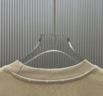 P75 （严控品质 ） 款式：off-white短袖T恤 面料：300克重双纱100%棉 罗纹：320克重索络纳1*1潮牌 工艺：洗水磨破印花 颜色：白 卡其 灰 黑 尺码：M—4XL 无性别区分 男女同款