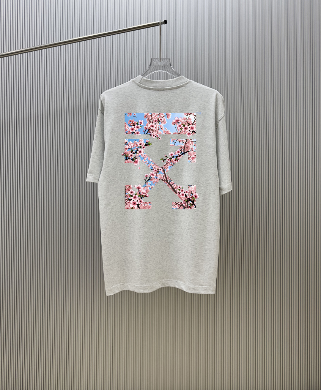 P70 款式：off-white短袖T恤 面料：300克重双纱100%棉 罗纹：320克重索络纳1*1潮牌 工艺：印花 颜色：白 粉 蓝 炫酷蓝 花灰 黑 尺码：M—4XL 无性别区分 男女同款