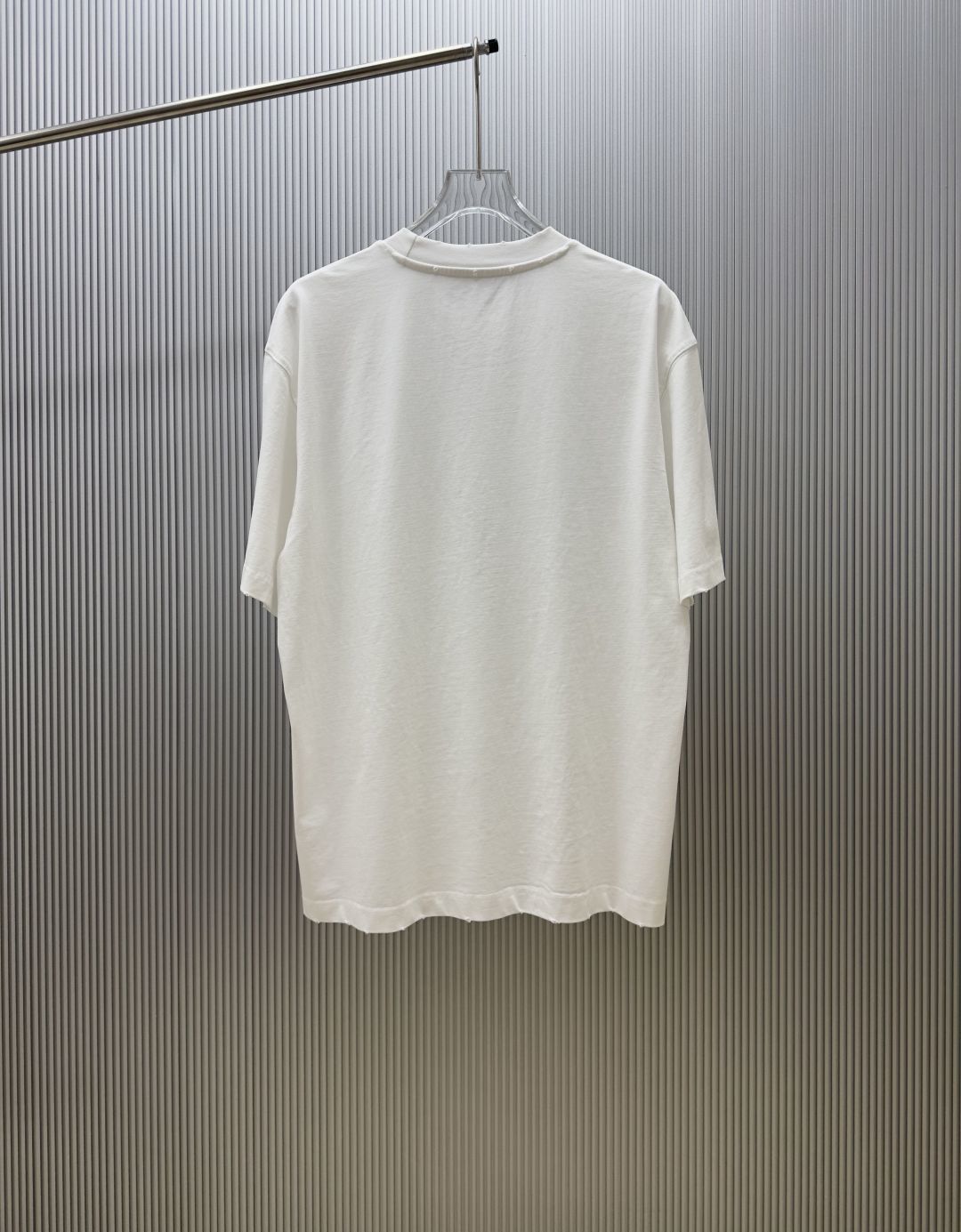 P75 （严控品质 ） 款式：off-white短袖T恤 面料：300克重双纱100%棉 罗纹：320克重索络纳1*1潮牌 工艺：洗水磨破印花 颜色：白 天蓝 灰 黑 尺码：M—4XL 无性别区分 男女同款