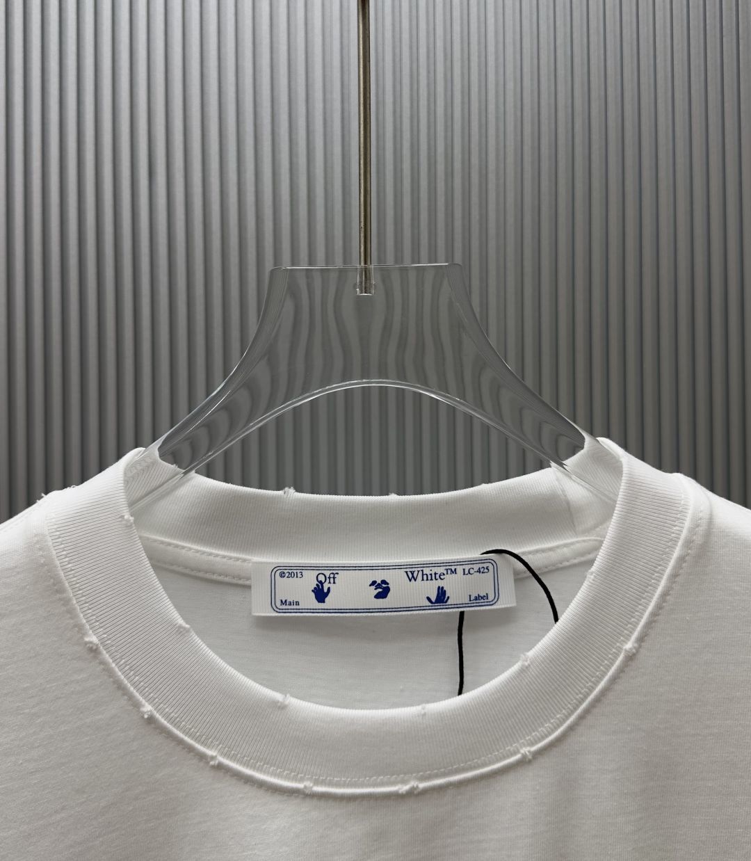 P75 （严控品质 ） 款式：off-white短袖T恤 面料：300克重双纱100%棉 罗纹：320克重索络纳1*1潮牌 工艺：洗水磨破印花 颜色：白 天蓝 灰 黑 尺码：M—4XL 无性别区分 男女同款