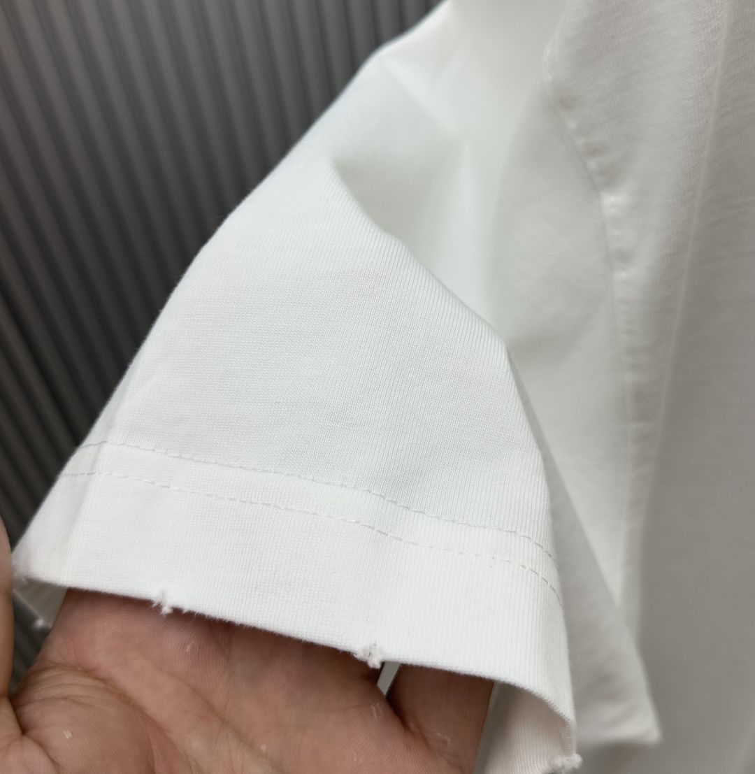 P75 （严控品质 ） 款式：off-white短袖T恤 面料：300克重双纱100%棉 罗纹：320克重索络纳1*1潮牌 工艺：洗水磨破印花 颜色：白 天蓝 灰 黑 尺码：M—4XL 无性别区分 男女同款