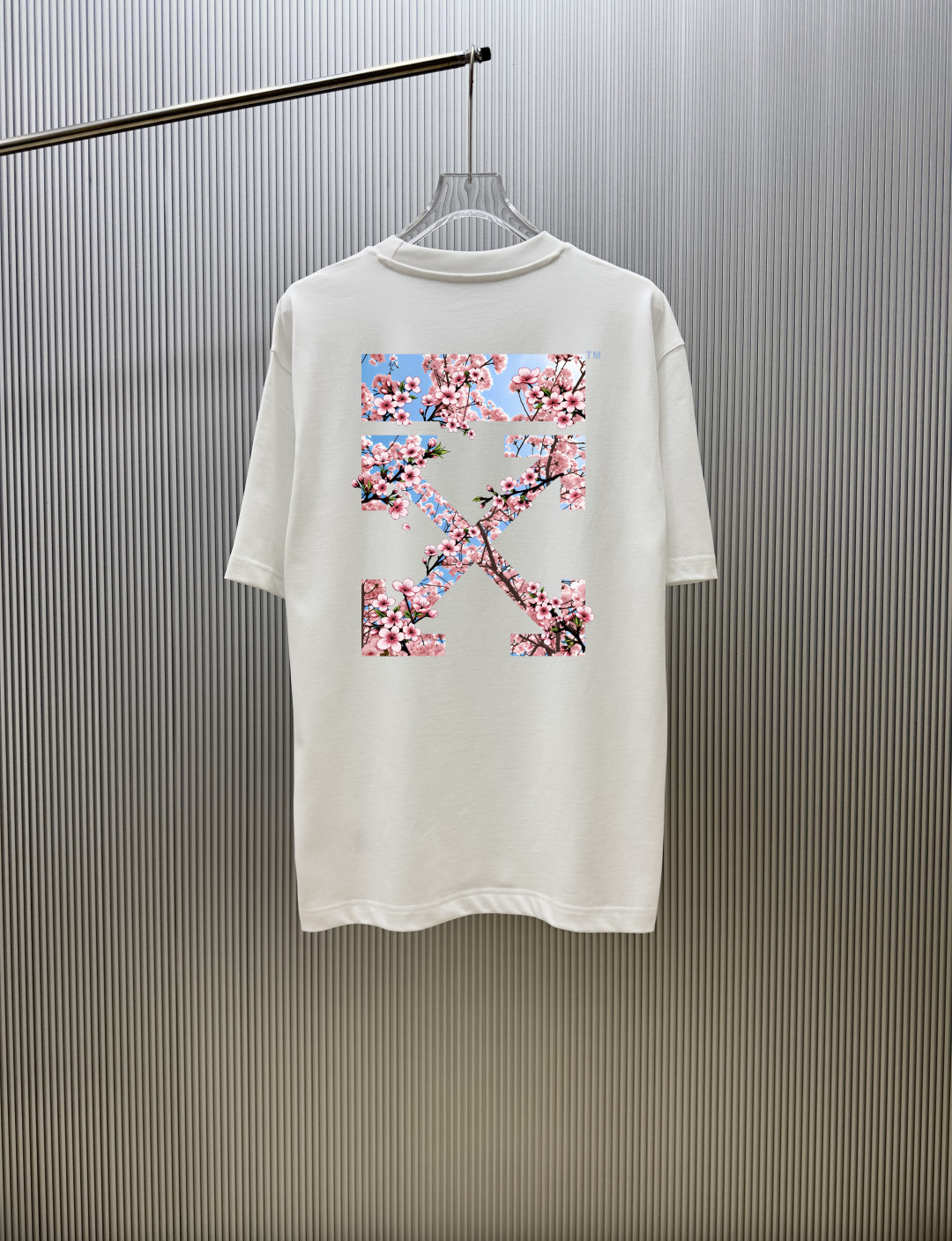 P70 款式：off-white短袖T恤 面料：300克重双纱100%棉 罗纹：320克重索络纳1*1潮牌 工艺：印花 颜色：白 粉 蓝 炫酷蓝 花灰 黑 尺码：M—4XL 无性别区分 男女同款