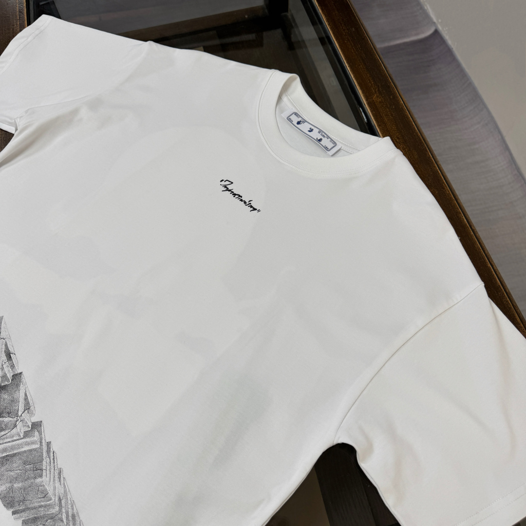 P75 C✨ OFF-WHITE 2026ss春夏新品情侣款圆领短袖T恤🔥 奢华品牌字母LOGO标识标注👍🏼上身就能体会这款设计带来的年轻与时尚感！整体时尚而有潮流，面料采用客供顶级面料 ，柔软亲肤透气 ，又有很好的挺括 垂感 上身时尚潮流色系，夏季必备单品！ 颜色：黑色 白色 尺码：XS-S-M-L（宽松版型 下单请报身高体重）