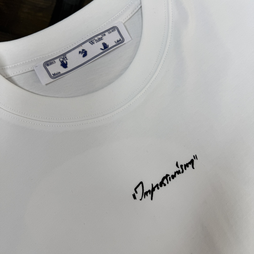 P75 C✨ OFF-WHITE 2026ss春夏新品情侣款圆领短袖T恤🔥 奢华品牌字母LOGO标识标注👍🏼上身就能体会这款设计带来的年轻与时尚感！整体时尚而有潮流，面料采用客供顶级面料 ，柔软亲肤透气 ，又有很好的挺括 垂感 上身时尚潮流色系，夏季必备单品！ 颜色：黑色 白色 尺码：XS-S-M-L（宽松版型 下单请报身高体重）