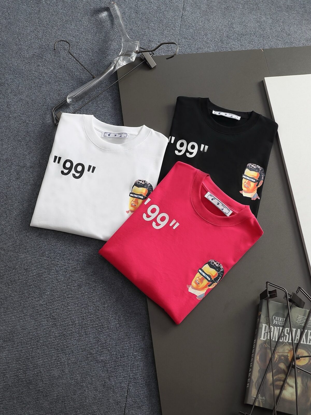 P75 OFF-WHITE 月球背面🌕大LOGO 原版面料 官方同款 短袖T恤 定制 同缸染面料 手感非常舒服 春夏最新砖柜同步 时尚又个性 超级百搭好看 男女都非常合适 人手必备款 吊牌 领标 水洗麦 三标齐全 颜色: 黑白粉 尺码：XS~L