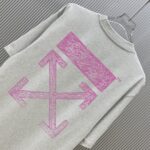 P70 （严控品质 ） 款式：off-white短袖T恤 面料：300克重双纱100%棉 罗纹：320克重索络纳1*1潮牌 工艺：印花 颜色：白 炫酷蓝 粉 花灰 黑 尺码：M—4XL 无性别区分 男女同款