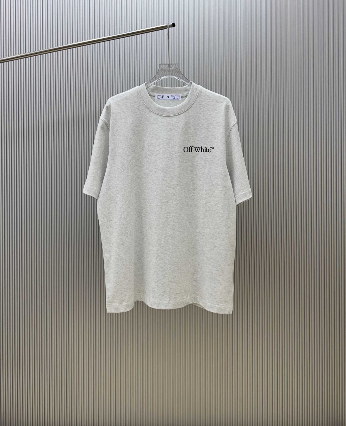 P70 （严控品质 ） 款式：off-white短袖T恤 面料：300克重双纱100%棉 罗纹：320克重索络纳1*1潮牌 工艺：印花 颜色：白 橙 粉 夜蓝 花灰 黑 尺码：M—4XL 无性别区分 男女同款