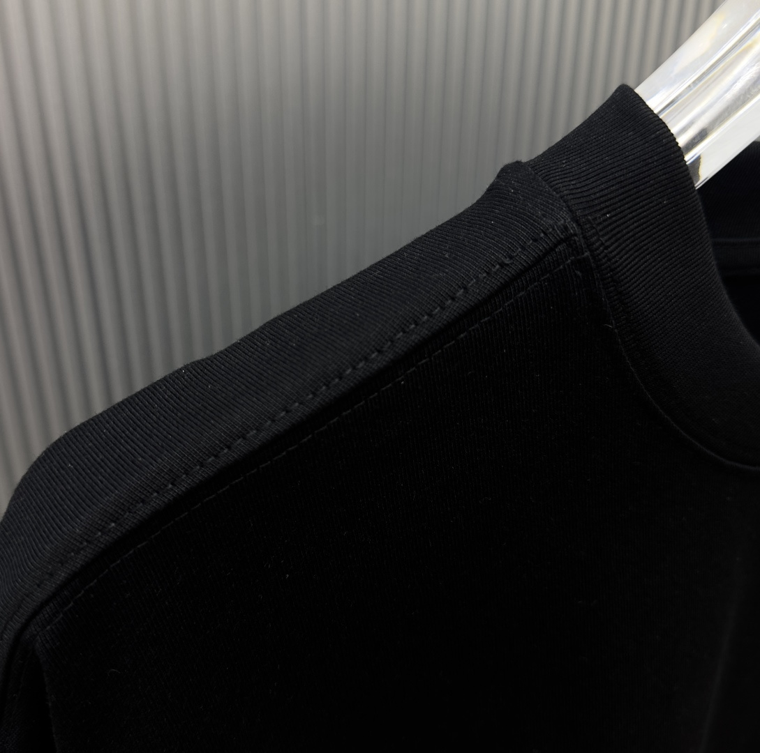 P70 （严控品质 ） 款式：off-white短袖T恤 面料：300克重双纱100%棉 罗纹：320克重索络纳1*1潮牌 工艺：印花 颜色：白 炫酷蓝 花灰 红 黑 尺码：M—4XL 无性别区分 男女同款