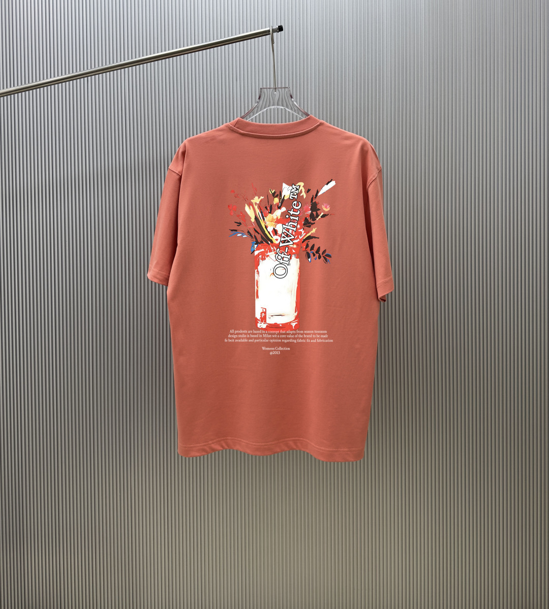 P70 （严控品质 ） 款式：off-white短袖T恤 面料：300克重双纱100%棉 罗纹：320克重索络纳1*1潮牌 工艺：印花 颜色：白 橙 花灰 红 炫酷蓝 黑 尺码：M—4XL 无性别区分 男女同款