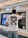 P80 OFF-WHITE新品爆款OW 2026 奥斯克篇幅短袖T恤 衣服采用260克纯棉活性面料，耐洗不褪色不缩水，厚薄适中穿起来不会软塌塌，上身立挺有型。 高清数码白烫画印花，图案细节布料纹理清晰可见，与面料融为一体，并且印花上做了特殊处理，与YB一样手感。 定制YB全套辅料。 颜色：活性黑、白色 尺码:S-XXL