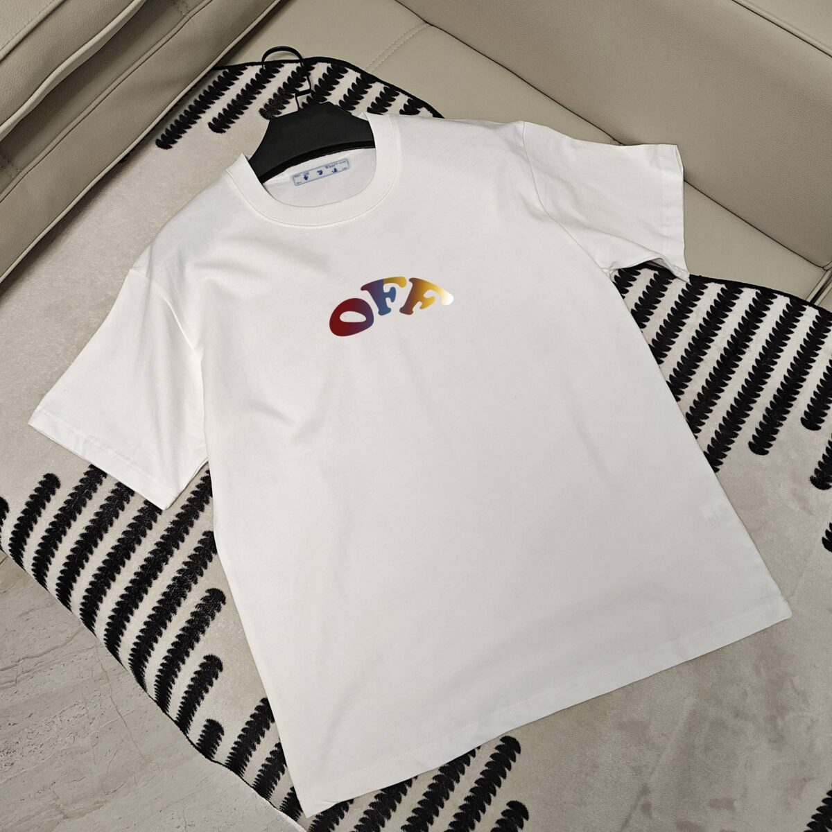 P80 OFF-WHITE新品爆款OW 2026 奥斯克篇幅短袖T恤 衣服采用260克纯棉活性面料，耐洗不褪色不缩水，厚薄适中穿起来不会软塌塌，上身立挺有型。 高清数码白烫画印花，图案细节布料纹理清晰可见，与面料融为一体，并且印花上做了特殊处理，与YB一样手感。 定制YB全套辅料。 颜色：活性黑、白色 尺码:S-XXL