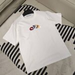 P80 OFF-WHITE新品爆款OW 2026 奥斯克篇幅短袖T恤 衣服采用260克纯棉活性面料，耐洗不褪色不缩水，厚薄适中穿起来不会软塌塌，上身立挺有型。 高清数码白烫画印花，图案细节布料纹理清晰可见，与面料融为一体，并且印花上做了特殊处理，与YB一样手感。 定制YB全套辅料。 颜色：活性黑、白色 尺码:S-XXL