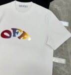 P80 OFF-WHITE新品爆款OW 2026 奥斯克篇幅短袖T恤 衣服采用260克纯棉活性面料，耐洗不褪色不缩水，厚薄适中穿起来不会软塌塌，上身立挺有型。 高清数码白烫画印花，图案细节布料纹理清晰可见，与面料融为一体，并且印花上做了特殊处理，与YB一样手感。 定制YB全套辅料。 颜色：活性黑、白色 尺码:S-XXL