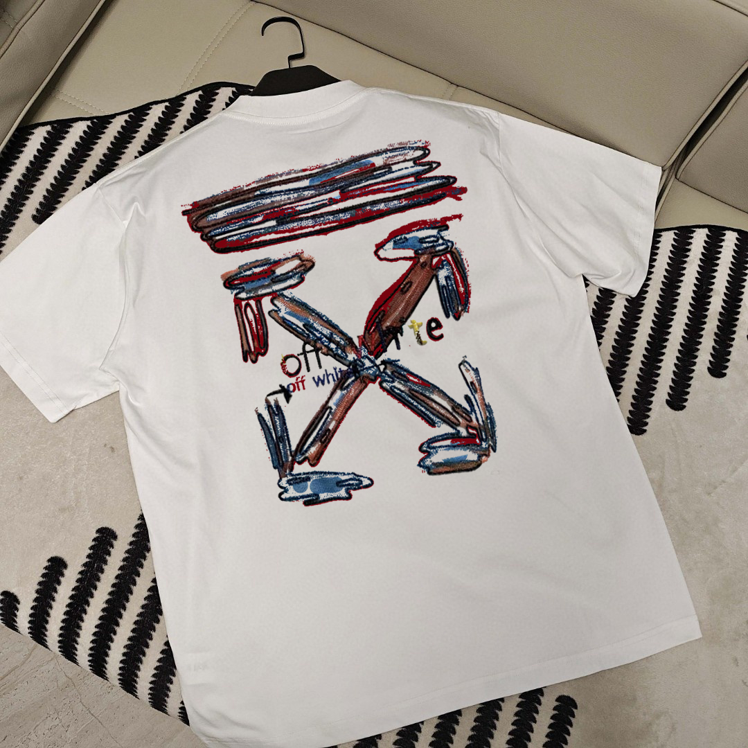 P80 OFF-WHITE新品爆款OW 2026 奥斯克篇幅短袖T恤 衣服采用260克纯棉活性面料，耐洗不褪色不缩水，厚薄适中穿起来不会软塌塌，上身立挺有型。 高清数码白烫画印花，图案细节布料纹理清晰可见，与面料融为一体，并且印花上做了特殊处理，与YB一样手感。 定制YB全套辅料。 颜色：活性黑、白色 尺码:S-XXL