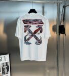 P80 OFF-WHITE新品爆款OW 2026 奥斯克篇幅短袖T恤 衣服采用260克纯棉活性面料，耐洗不褪色不缩水，厚薄适中穿起来不会软塌塌，上身立挺有型。 高清数码白烫画印花，图案细节布料纹理清晰可见，与面料融为一体，并且印花上做了特殊处理，与YB一样手感。 定制YB全套辅料。 颜色：活性黑、白色 尺码:S-XXL