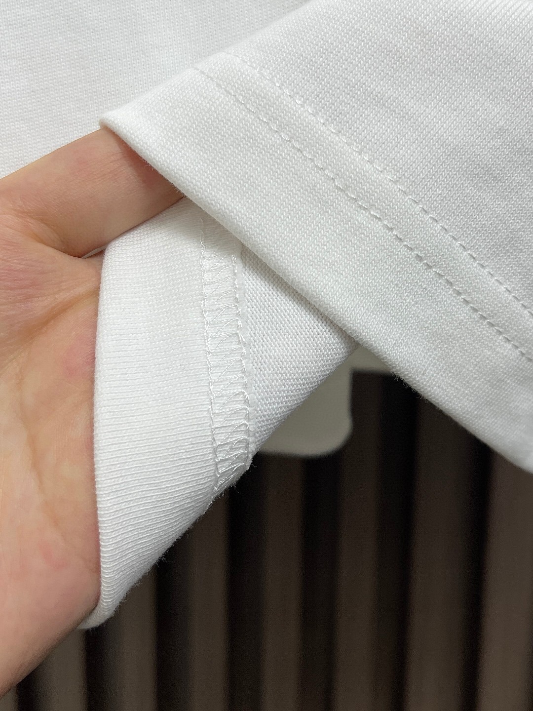 P80 OFF-WHITE新品爆款OW 2026 奥斯克篇幅短袖T恤 衣服采用260克纯棉活性面料，耐洗不褪色不缩水，厚薄适中穿起来不会软塌塌，上身立挺有型。 高清数码白烫画印花，图案细节布料纹理清晰可见，与面料融为一体，并且印花上做了特殊处理，与YB一样手感。 定制YB全套辅料。 颜色：活性黑、白色 尺码:S-XXL