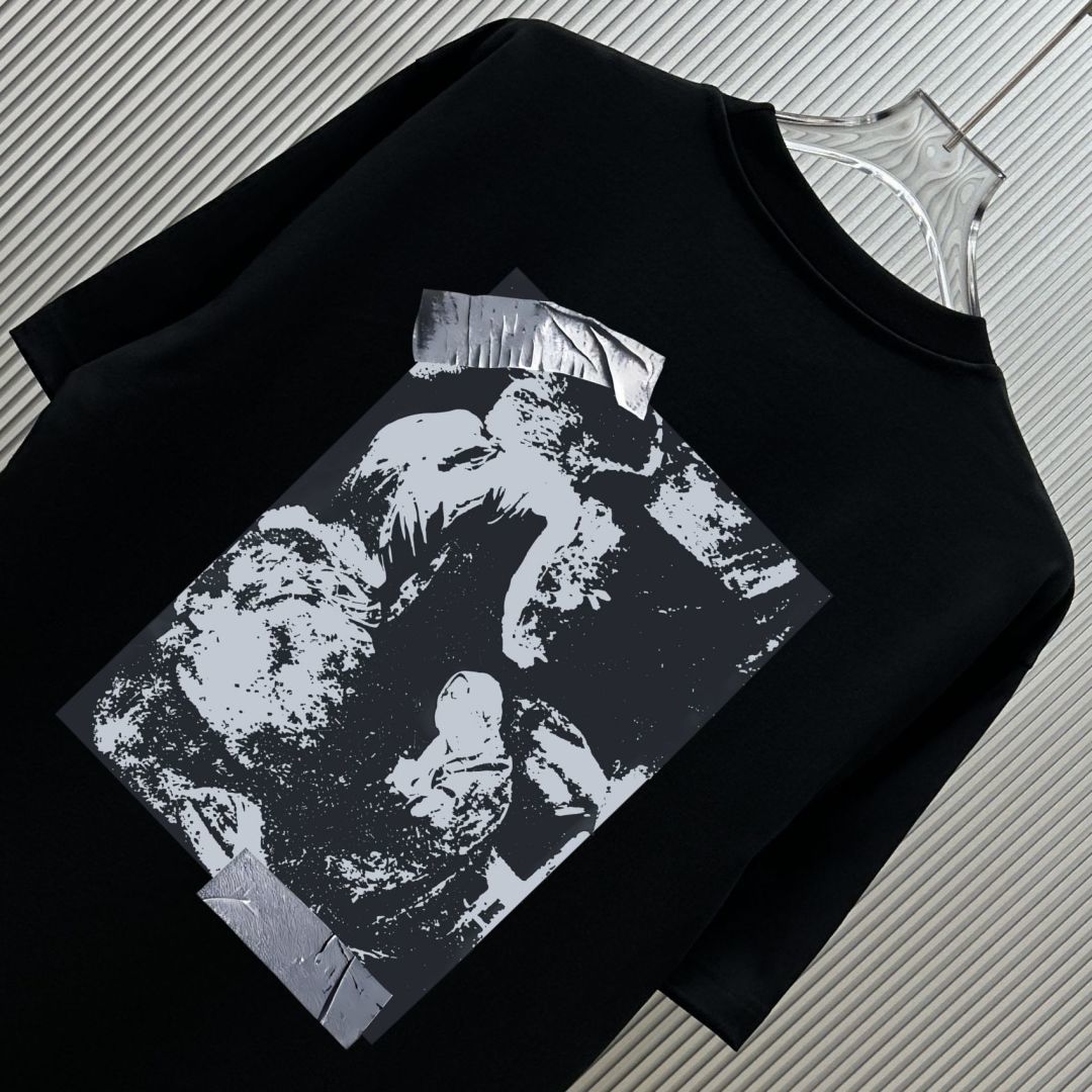 P70 （严控品质 ） 款式：off-white短袖T恤 面料：300克重双纱100%棉 罗纹：320克重索络纳1*1潮牌 工艺：印花 颜色：白 粉 花灰 蓝 黑 尺码：M—4XL 无性别区分 男女同款