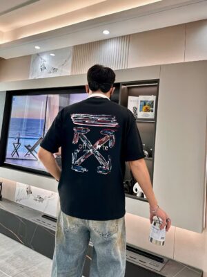 P80 OFF-WHITE新品爆款OW 2026 奥斯克篇幅短袖T恤 衣服采用260克纯棉活性面料，耐洗不褪色不缩水，厚薄适中穿起来不会软塌塌，上身立挺有型。 高清数码白烫画印花，图案细节布料纹理清晰可见，与面料融为一体，并且印花上做了特殊处理，与YB一样手感。 定制YB全套辅料。 颜色：活性黑、白色 尺码:S-XXL
