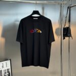 P80 OFF-WHITE新品爆款OW 2026 奥斯克篇幅短袖T恤 衣服采用260克纯棉活性面料，耐洗不褪色不缩水，厚薄适中穿起来不会软塌塌，上身立挺有型。 高清数码白烫画印花，图案细节布料纹理清晰可见，与面料融为一体，并且印花上做了特殊处理，与YB一样手感。 定制YB全套辅料。 颜色：活性黑、白色 尺码:S-XXL
