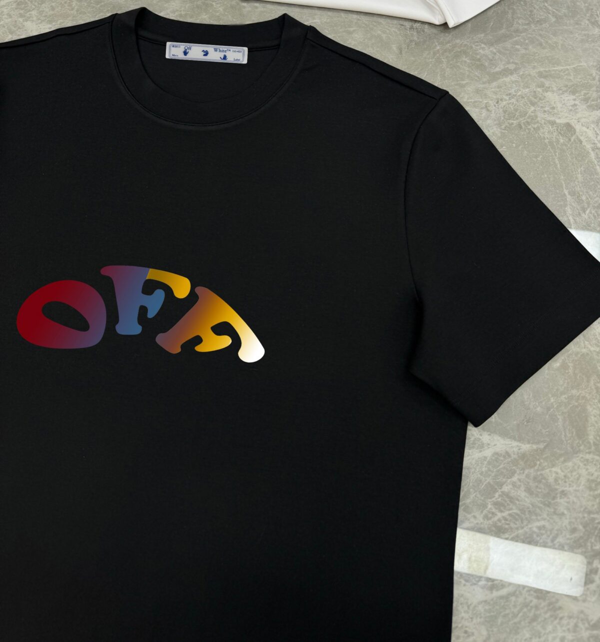 P80 OFF-WHITE新品爆款OW 2026 奥斯克篇幅短袖T恤 衣服采用260克纯棉活性面料，耐洗不褪色不缩水，厚薄适中穿起来不会软塌塌，上身立挺有型。 高清数码白烫画印花，图案细节布料纹理清晰可见，与面料融为一体，并且印花上做了特殊处理，与YB一样手感。 定制YB全套辅料。 颜色：活性黑、白色 尺码:S-XXL