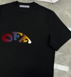 P80 OFF-WHITE新品爆款OW 2026 奥斯克篇幅短袖T恤 衣服采用260克纯棉活性面料，耐洗不褪色不缩水，厚薄适中穿起来不会软塌塌，上身立挺有型。 高清数码白烫画印花，图案细节布料纹理清晰可见，与面料融为一体，并且印花上做了特殊处理，与YB一样手感。 定制YB全套辅料。 颜色：活性黑、白色 尺码:S-XXL