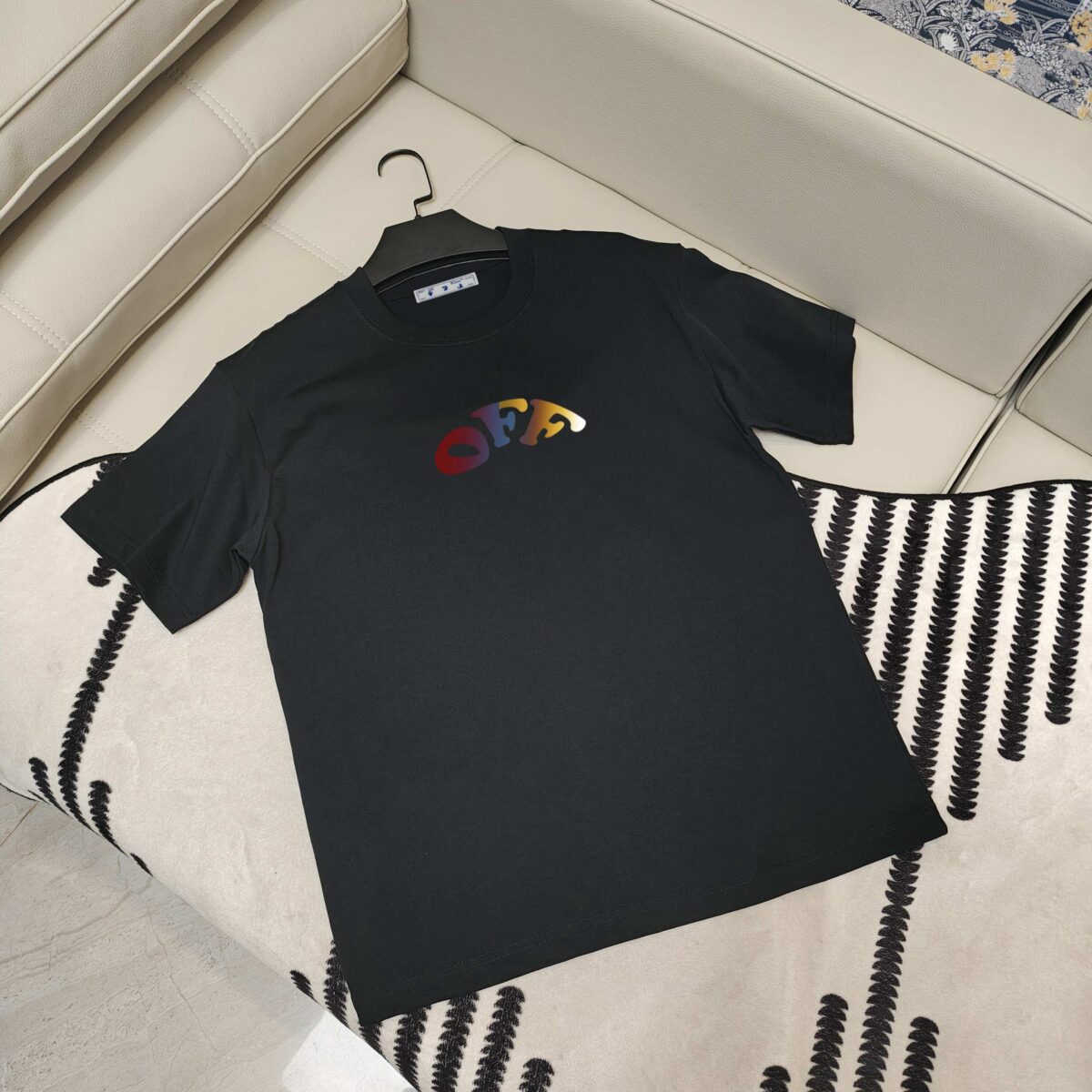 P80 OFF-WHITE新品爆款OW 2026 奥斯克篇幅短袖T恤 衣服采用260克纯棉活性面料，耐洗不褪色不缩水，厚薄适中穿起来不会软塌塌，上身立挺有型。 高清数码白烫画印花，图案细节布料纹理清晰可见，与面料融为一体，并且印花上做了特殊处理，与YB一样手感。 定制YB全套辅料。 颜色：活性黑、白色 尺码:S-XXL