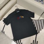 P80 OFF-WHITE新品爆款OW 2026 奥斯克篇幅短袖T恤 衣服采用260克纯棉活性面料，耐洗不褪色不缩水，厚薄适中穿起来不会软塌塌，上身立挺有型。 高清数码白烫画印花，图案细节布料纹理清晰可见，与面料融为一体，并且印花上做了特殊处理，与YB一样手感。 定制YB全套辅料。 颜色：活性黑、白色 尺码:S-XXL