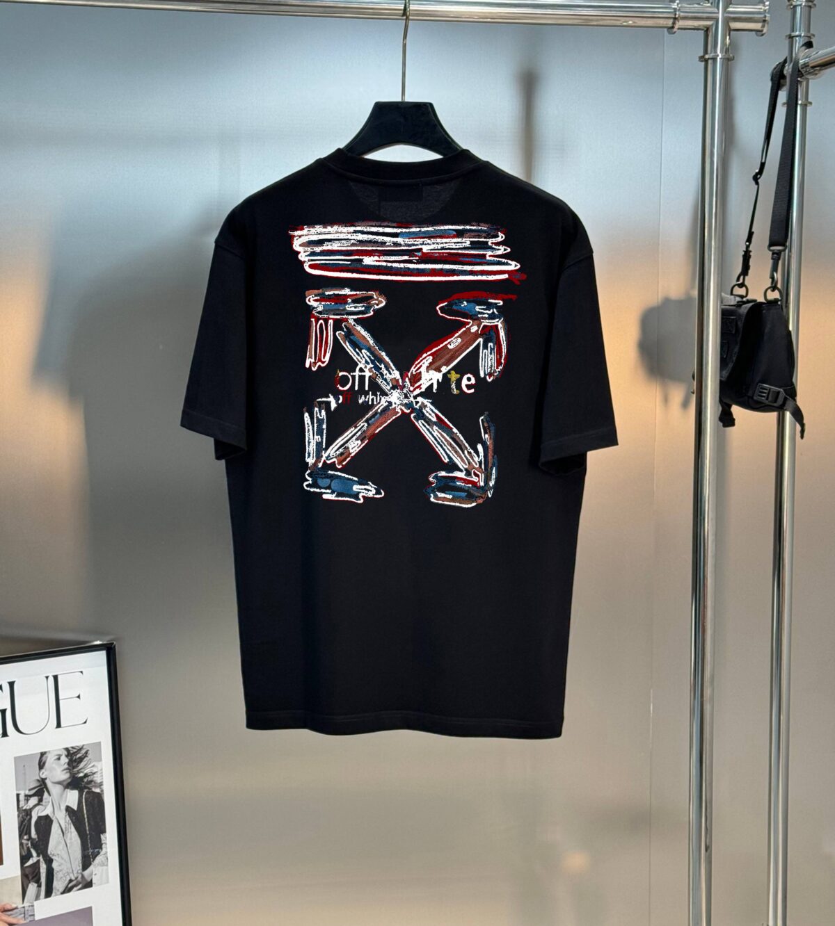 P80 OFF-WHITE新品爆款OW 2026 奥斯克篇幅短袖T恤 衣服采用260克纯棉活性面料，耐洗不褪色不缩水，厚薄适中穿起来不会软塌塌，上身立挺有型。 高清数码白烫画印花，图案细节布料纹理清晰可见，与面料融为一体，并且印花上做了特殊处理，与YB一样手感。 定制YB全套辅料。 颜色：活性黑、白色 尺码:S-XXL