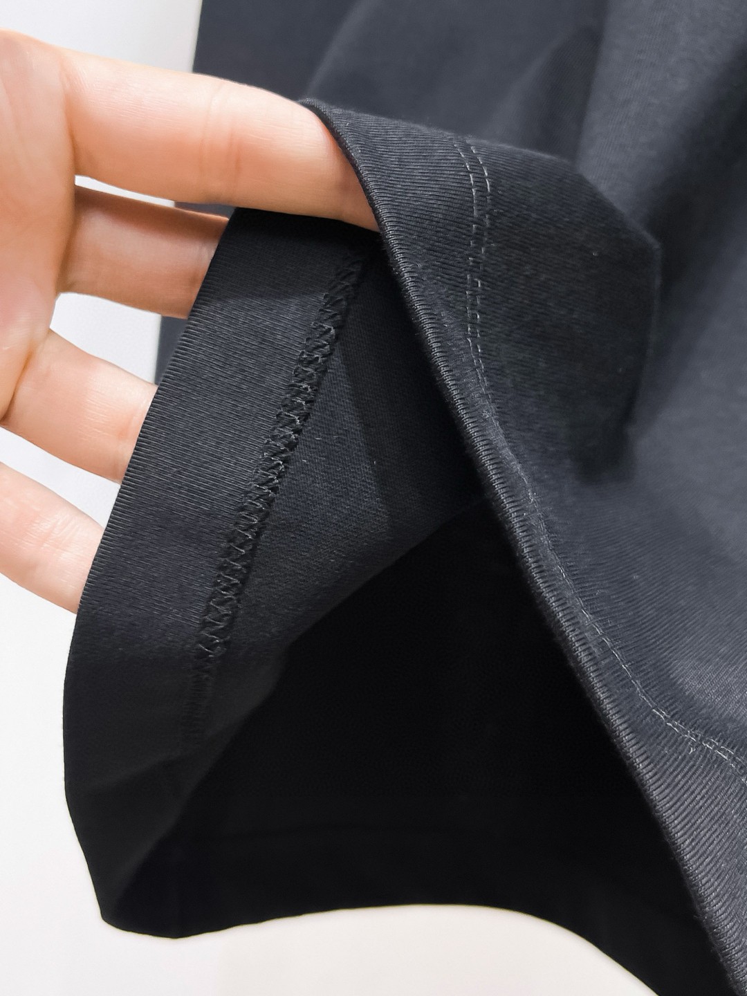 P80 OFF-WHITE新品爆款OW 2026 奥斯克篇幅短袖T恤 衣服采用260克纯棉活性面料，耐洗不褪色不缩水，厚薄适中穿起来不会软塌塌，上身立挺有型。 高清数码白烫画印花，图案细节布料纹理清晰可见，与面料融为一体，并且印花上做了特殊处理，与YB一样手感。 定制YB全套辅料。 颜色：活性黑、白色 尺码:S-XXL