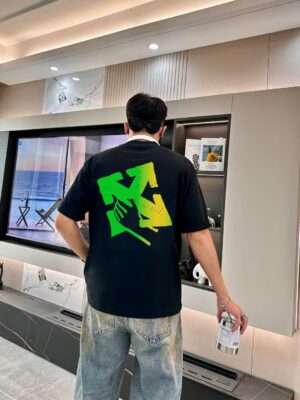 P80 OFF-WHITE新品爆款OW 2026 奥斯克篇幅短袖T恤 衣服采用260克纯棉活性面料，耐洗不褪色不缩水，厚薄适中穿起来不会软塌塌，上身立挺有型。 高清数码白烫画印花，图案细节布料纹理清晰可见，与面料融为一体，并且印花上做了特殊处理，与YB一样手感。 定制YB全套辅料。 颜色：活性黑、白色 红色 尺码:S-XXL