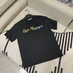 P80 OFF-WHITE新品爆款OW 2026 奥斯克篇幅短袖T恤 衣服采用260克纯棉活性面料，耐洗不褪色不缩水，厚薄适中穿起来不会软塌塌，上身立挺有型。 高清数码白烫画印花，图案细节布料纹理清晰可见，与面料融为一体，并且印花上做了特殊处理，与YB一样手感。 定制YB全套辅料。 颜色：活性黑、白色 红色 尺码:S-XXL