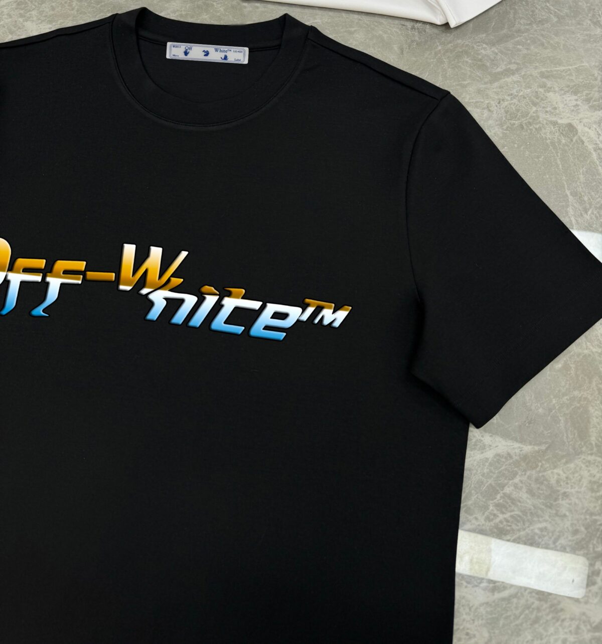 P80 OFF-WHITE新品爆款OW 2026 奥斯克篇幅短袖T恤 衣服采用260克纯棉活性面料，耐洗不褪色不缩水，厚薄适中穿起来不会软塌塌，上身立挺有型。 高清数码白烫画印花，图案细节布料纹理清晰可见，与面料融为一体，并且印花上做了特殊处理，与YB一样手感。 定制YB全套辅料。 颜色：活性黑、白色 红色 尺码:S-XXL