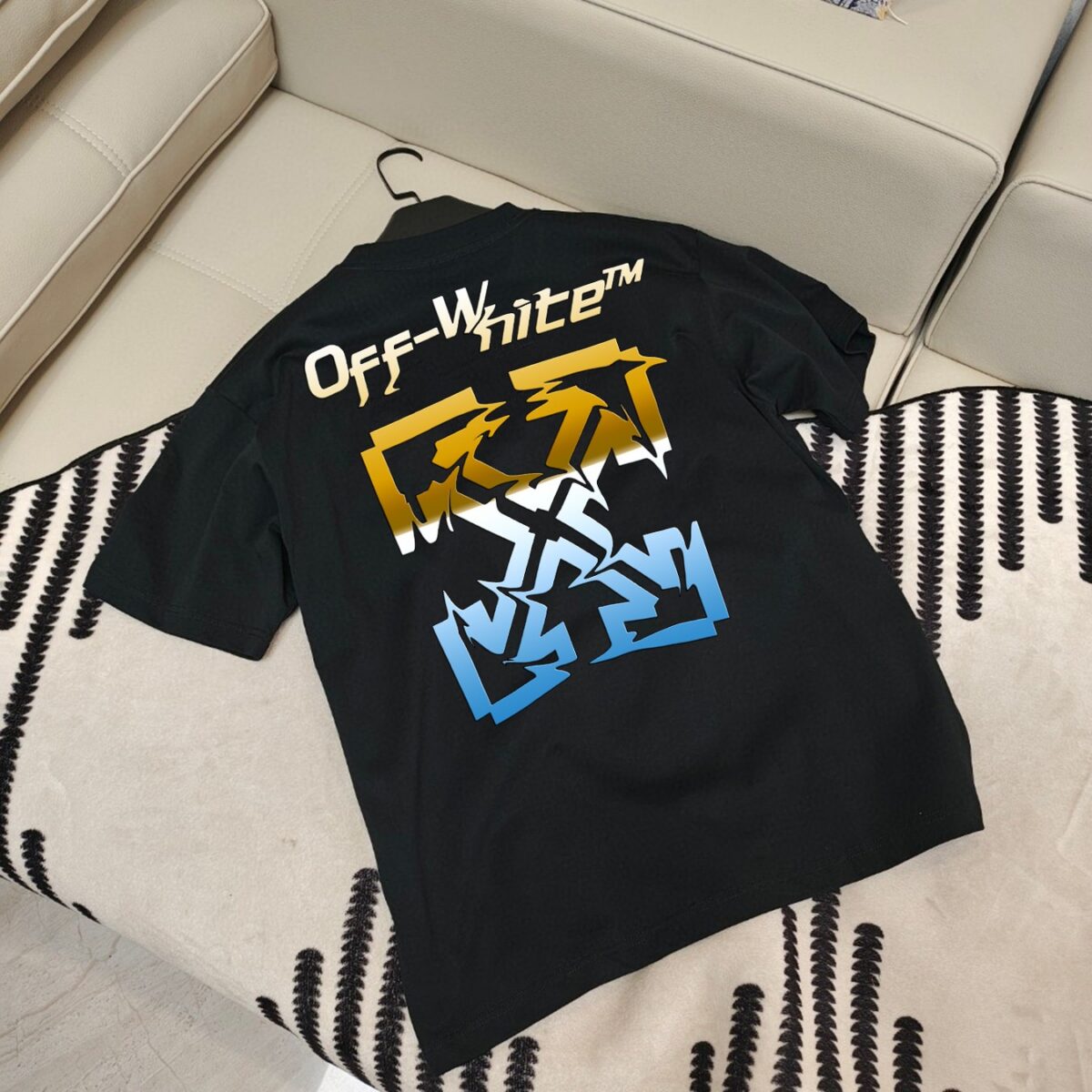 P80 OFF-WHITE新品爆款OW 2026 奥斯克篇幅短袖T恤 衣服采用260克纯棉活性面料，耐洗不褪色不缩水，厚薄适中穿起来不会软塌塌，上身立挺有型。 高清数码白烫画印花，图案细节布料纹理清晰可见，与面料融为一体，并且印花上做了特殊处理，与YB一样手感。 定制YB全套辅料。 颜色：活性黑、白色 红色 尺码:S-XXL