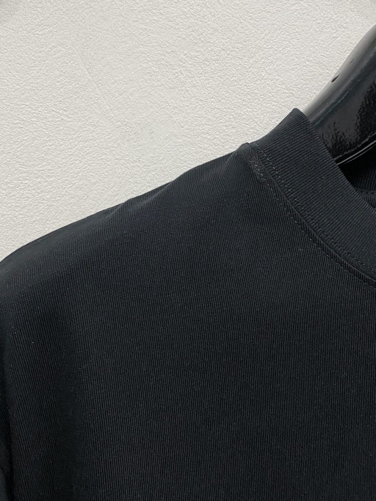 P80 OFF-WHITE新品爆款OW 2026 奥斯克篇幅短袖T恤 衣服采用260克纯棉活性面料，耐洗不褪色不缩水，厚薄适中穿起来不会软塌塌，上身立挺有型。 高清数码白烫画印花，图案细节布料纹理清晰可见，与面料融为一体，并且印花上做了特殊处理，与YB一样手感。 定制YB全套辅料。 颜色：活性黑、白色 红色 尺码:S-XXL