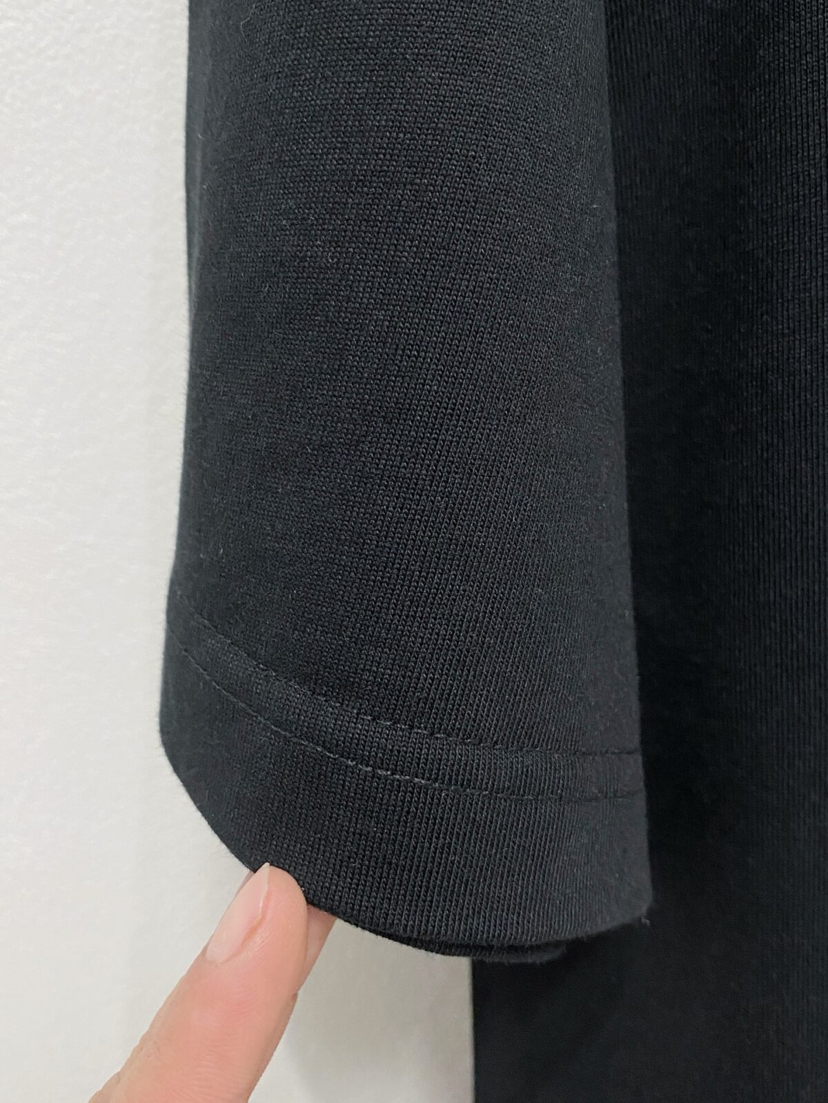 P80 OFF-WHITE新品爆款OW 2026 奥斯克篇幅短袖T恤 衣服采用260克纯棉活性面料，耐洗不褪色不缩水，厚薄适中穿起来不会软塌塌，上身立挺有型。 高清数码白烫画印花，图案细节布料纹理清晰可见，与面料融为一体，并且印花上做了特殊处理，与YB一样手感。 定制YB全套辅料。 颜色：活性黑、白色 红色 尺码:S-XXL
