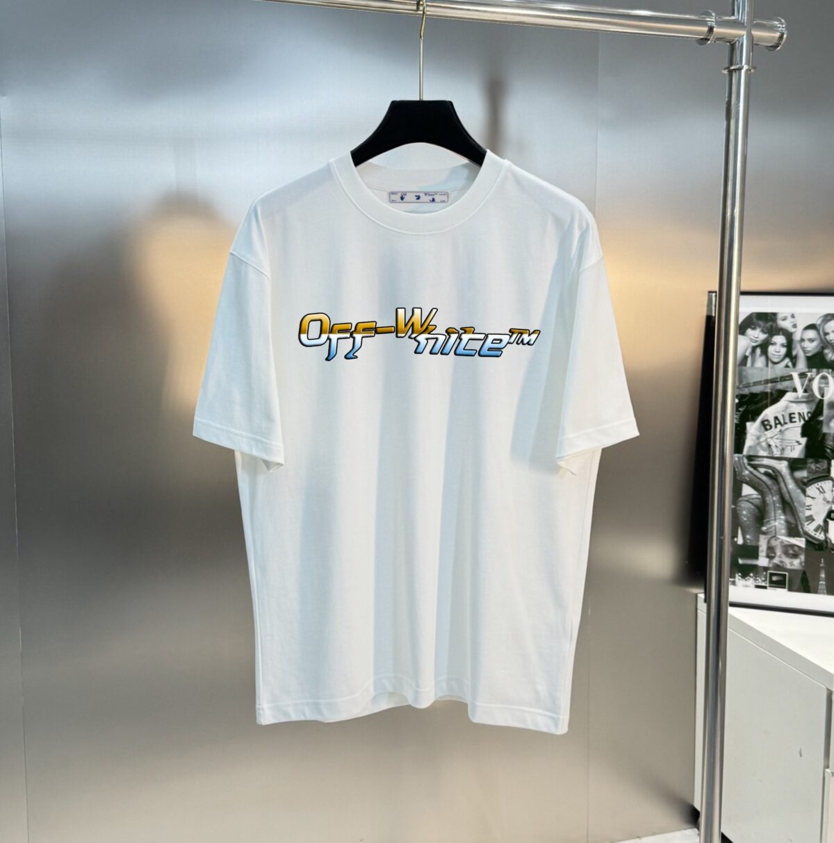 weigou_237020_0_c187ea98e6 P80 OFF-WHITE新品爆款OW 2026 奥斯克篇幅短袖T恤 衣服采用260克纯棉活性面料,耐洗不褪色不缩水,厚薄适中穿起来不会软塌塌,上身立挺有型。 高清数码白烫画印花,图案细节布料纹理清晰可见,与面料融为一体,并且印花上做了特殊处理,与YB一样手感。 定制YB全套辅料。 颜色:活性黑、白色 红色 尺码:S-XXL