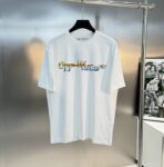 weigou_237020_0_c187ea98e6 P80 OFF-WHITE新品爆款OW 2026 奥斯克篇幅短袖T恤 衣服采用260克纯棉活性面料,耐洗不褪色不缩水,厚薄适中穿起来不会软塌塌,上身立挺有型。 高清数码白烫画印花,图案细节布料纹理清晰可见,与面料融为一体,并且印花上做了特殊处理,与YB一样手感。 定制YB全套辅料。 颜色:活性黑、白色 红色 尺码:S-XXL