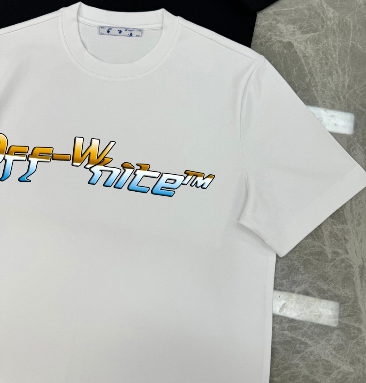 weigou_237020_4_9f8aed9554 P80 OFF-WHITE新品爆款OW 2026 奥斯克篇幅短袖T恤 衣服采用260克纯棉活性面料,耐洗不褪色不缩水,厚薄适中穿起来不会软塌塌,上身立挺有型。 高清数码白烫画印花,图案细节布料纹理清晰可见,与面料融为一体,并且印花上做了特殊处理,与YB一样手感。 定制YB全套辅料。 颜色:活性黑、白色 红色 尺码:S-XXL