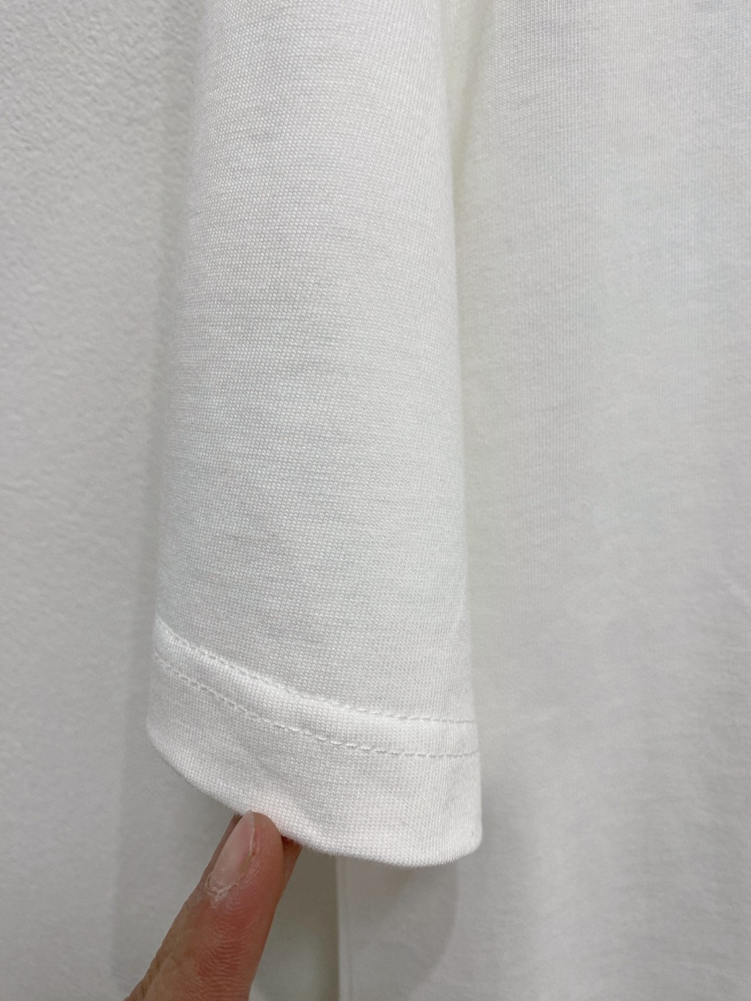 weigou_237020_5_32fded6d8b P80 OFF-WHITE新品爆款OW 2026 奥斯克篇幅短袖T恤 衣服采用260克纯棉活性面料,耐洗不褪色不缩水,厚薄适中穿起来不会软塌塌,上身立挺有型。 高清数码白烫画印花,图案细节布料纹理清晰可见,与面料融为一体,并且印花上做了特殊处理,与YB一样手感。 定制YB全套辅料。 颜色:活性黑、白色 红色 尺码:S-XXL