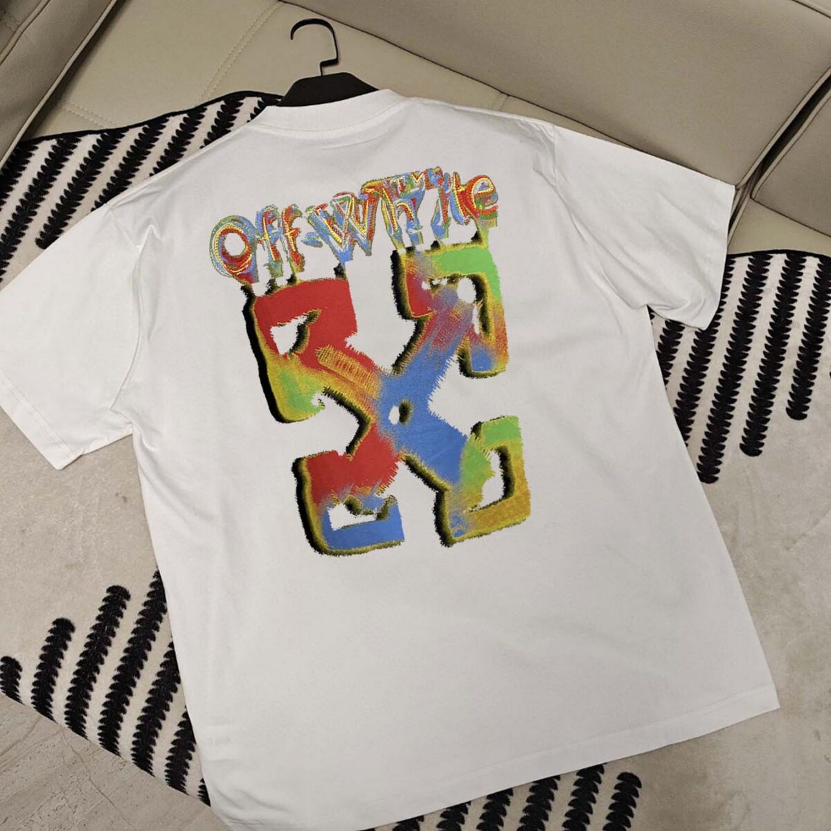 P80 OFF-WHITE新品爆款OW 2026 奥斯克篇幅短袖T恤 衣服采用260克纯棉活性面料，耐洗不褪色不缩水，厚薄适中穿起来不会软塌塌，上身立挺有型。 高清数码白烫画印花，图案细节布料纹理清晰可见，与面料融为一体，并且印花上做了特殊处理，与YB一样手感。 定制YB全套辅料。 颜色：活性黑、白色 尺码:S-XXL