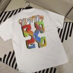 P80 OFF-WHITE新品爆款OW 2026 奥斯克篇幅短袖T恤 衣服采用260克纯棉活性面料，耐洗不褪色不缩水，厚薄适中穿起来不会软塌塌，上身立挺有型。 高清数码白烫画印花，图案细节布料纹理清晰可见，与面料融为一体，并且印花上做了特殊处理，与YB一样手感。 定制YB全套辅料。 颜色：活性黑、白色 尺码:S-XXL