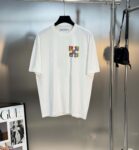 P80 OFF-WHITE新品爆款OW 2026 奥斯克篇幅短袖T恤 衣服采用260克纯棉活性面料，耐洗不褪色不缩水，厚薄适中穿起来不会软塌塌，上身立挺有型。 高清数码白烫画印花，图案细节布料纹理清晰可见，与面料融为一体，并且印花上做了特殊处理，与YB一样手感。 定制YB全套辅料。 颜色：活性黑、白色 尺码:S-XXL