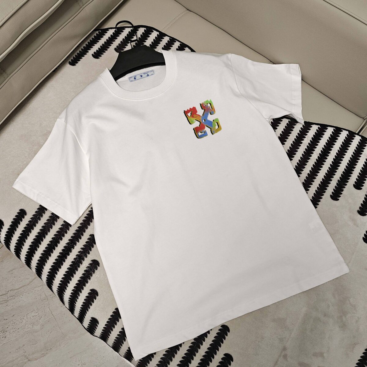 P80 OFF-WHITE新品爆款OW 2026 奥斯克篇幅短袖T恤 衣服采用260克纯棉活性面料，耐洗不褪色不缩水，厚薄适中穿起来不会软塌塌，上身立挺有型。 高清数码白烫画印花，图案细节布料纹理清晰可见，与面料融为一体，并且印花上做了特殊处理，与YB一样手感。 定制YB全套辅料。 颜色：活性黑、白色 尺码:S-XXL