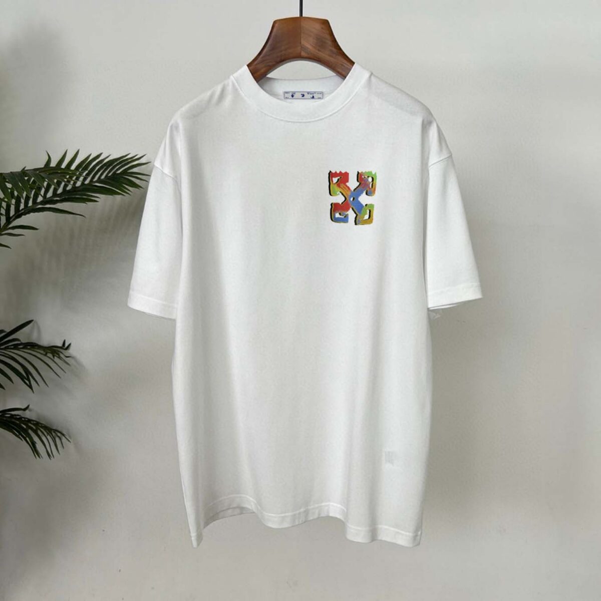 P80 OFF-WHITE新品爆款OW 2026 奥斯克篇幅短袖T恤 衣服采用260克纯棉活性面料，耐洗不褪色不缩水，厚薄适中穿起来不会软塌塌，上身立挺有型。 高清数码白烫画印花，图案细节布料纹理清晰可见，与面料融为一体，并且印花上做了特殊处理，与YB一样手感。 定制YB全套辅料。 颜色：活性黑、白色 尺码:S-XXL