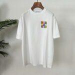 P80 OFF-WHITE新品爆款OW 2026 奥斯克篇幅短袖T恤 衣服采用260克纯棉活性面料，耐洗不褪色不缩水，厚薄适中穿起来不会软塌塌，上身立挺有型。 高清数码白烫画印花，图案细节布料纹理清晰可见，与面料融为一体，并且印花上做了特殊处理，与YB一样手感。 定制YB全套辅料。 颜色：活性黑、白色 尺码:S-XXL