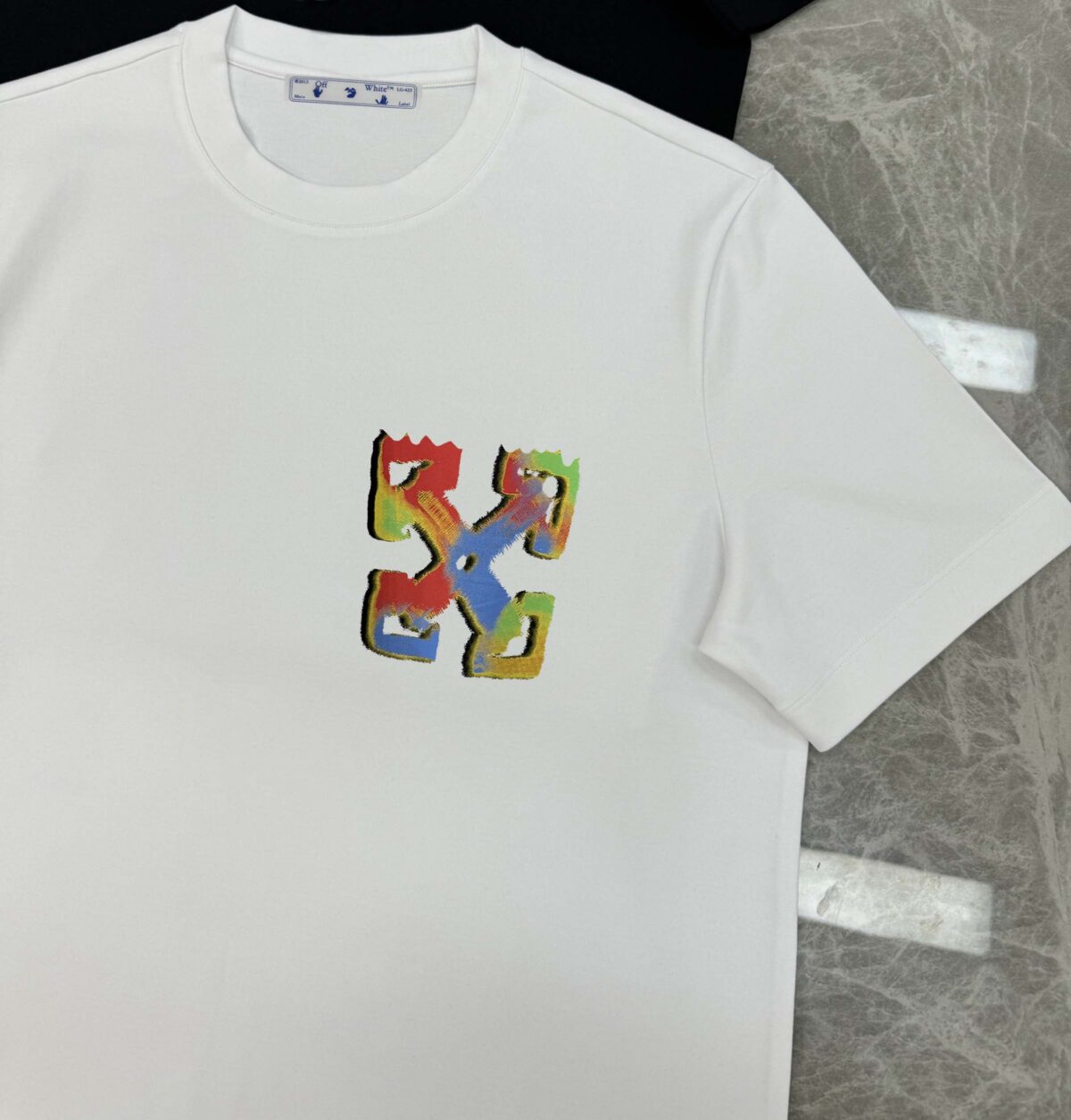 P80 OFF-WHITE新品爆款OW 2026 奥斯克篇幅短袖T恤 衣服采用260克纯棉活性面料，耐洗不褪色不缩水，厚薄适中穿起来不会软塌塌，上身立挺有型。 高清数码白烫画印花，图案细节布料纹理清晰可见，与面料融为一体，并且印花上做了特殊处理，与YB一样手感。 定制YB全套辅料。 颜色：活性黑、白色 尺码:S-XXL